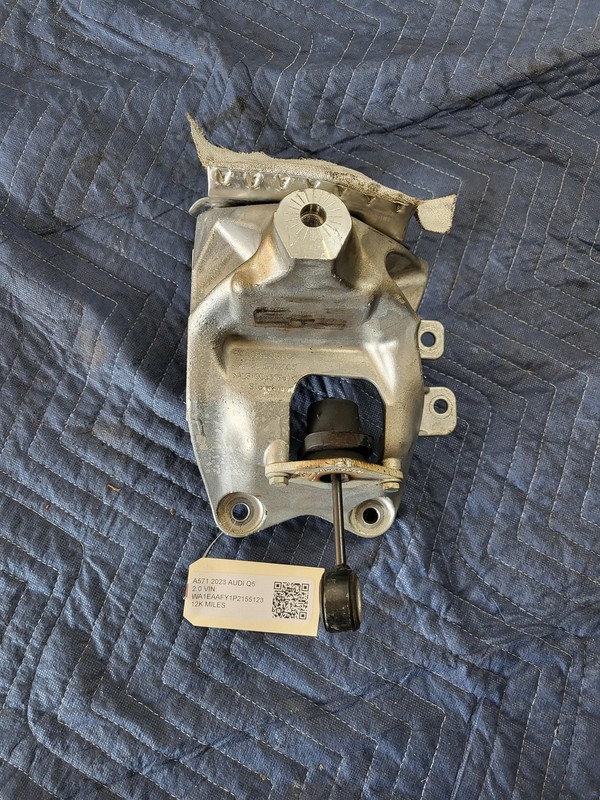 Used Oem Audi Right Engine Mount Bracket 4M0199308CE for 2021-2023 Q5 2.0L 4WD