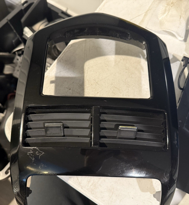 ✅ 12-16 CHEVY SONIC CENTER DASH RADIO BEZEL w/ VENTS p/n 95366463 BLACK