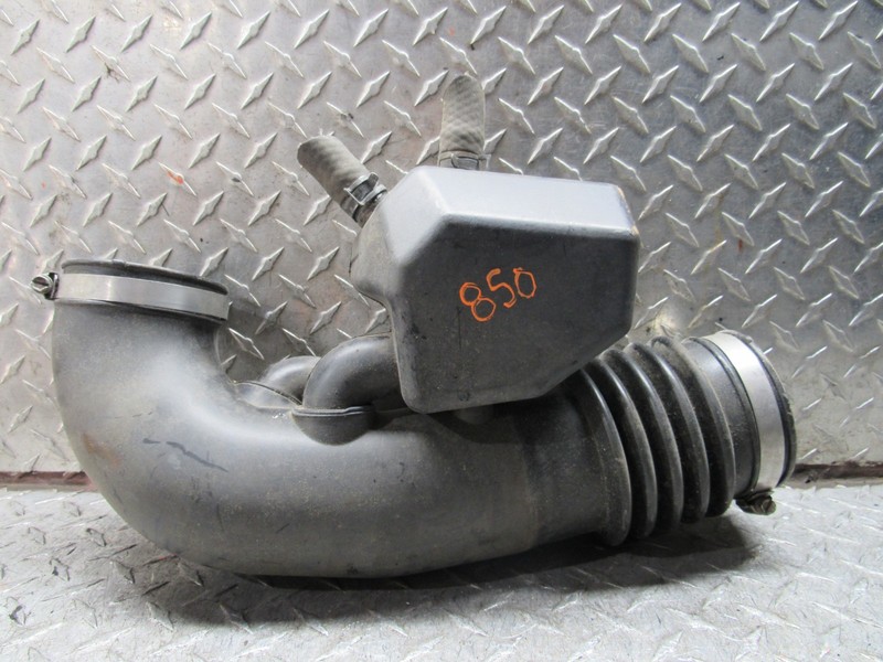 2004 INFINITI QX56AIR INTAKE CLEANER HOSE TUBE DUCT OEM 5.6L
