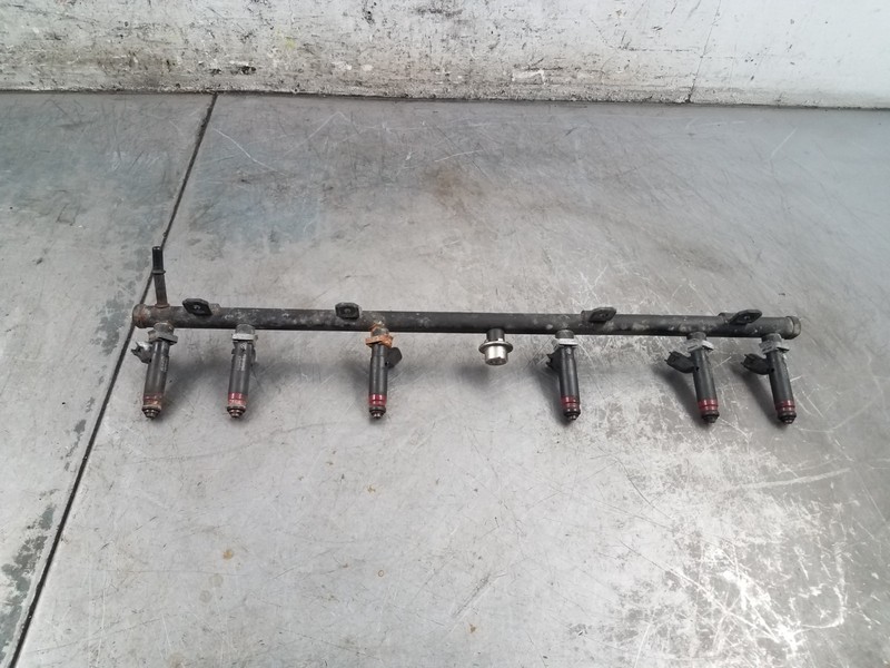 2005 Jeep Wrangler TJ Rubicon 4x4 4.0L Fuel Rail / Injectors #5144K5