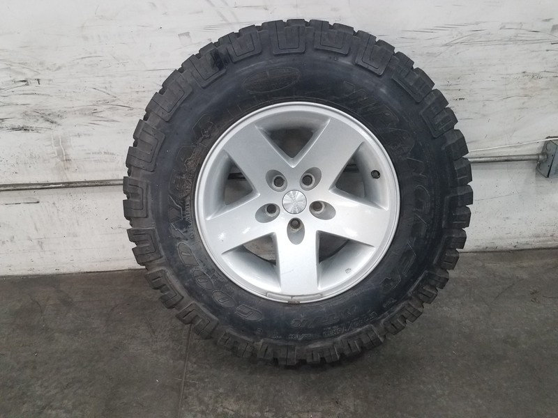 2004 Jeep Wrangler TJ Rubicon 4x4 16x8 Wheel / Tire #7299 KK1