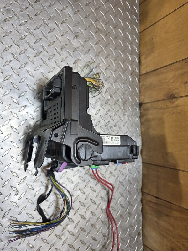 2005-2009 Volvo S60 V70 XC70 XC90 CEM Central Electrics Module 30728542