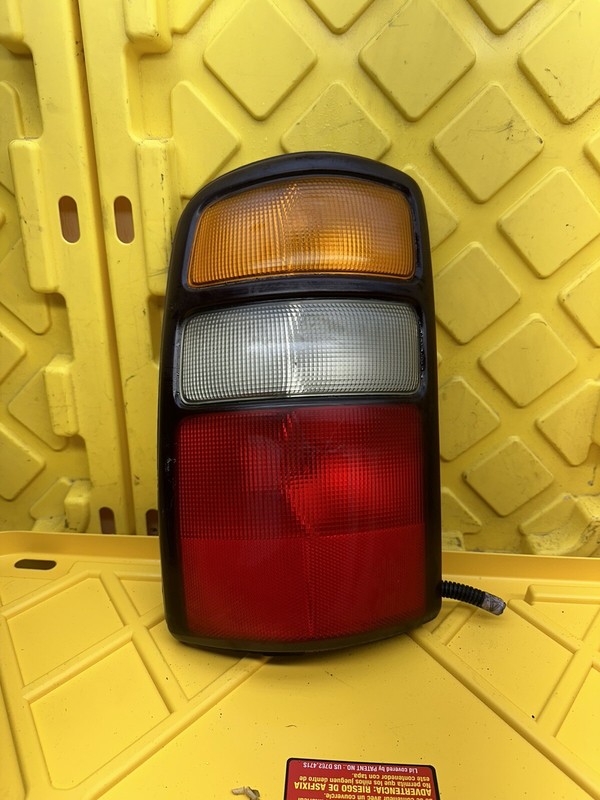2004-2006 Tahoe Yukon Suburban Right Side Rear Tail Light Lamp OEM