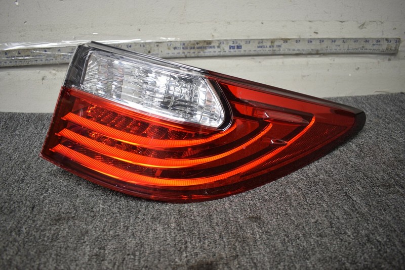 LEXUS ES RIGHT SIDE TAIL LIGHT FACTORY OEM