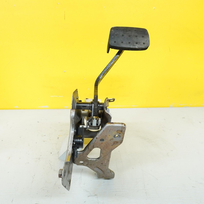 2022-2024 CHEVROLET TRAVERSE BRAKE FOOT STOP PEDAL W/ MOUNT BRACKET OEM 84782676