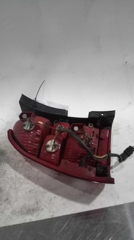 2008 KIA Sportage Right Tail Light Assembly RED OEM 448374 Used 143K Miles