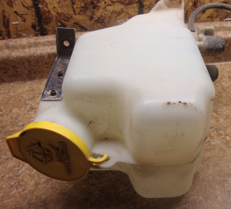 1997 Jeep Wrangler 2.5 L 4 Cylinder Washer Fluid Tank Reservoir Window Wash 2.5L