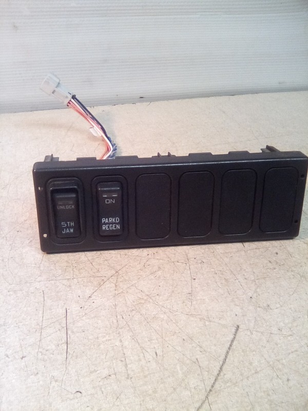 International 3575432C5 Dash Switch Panel