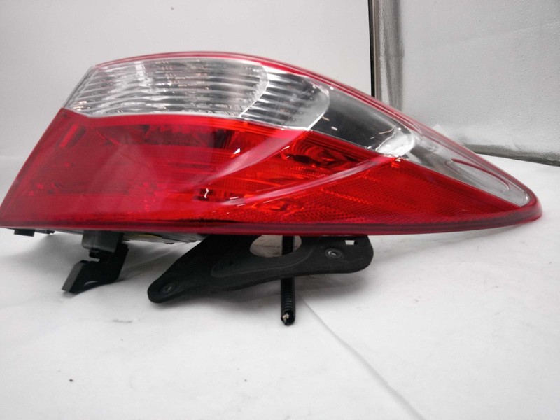 Used Right Tail Light Assembly fits: 2015 Toyota Camry quarter panel mounted Rig