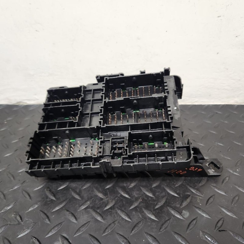 15-20 GMC Yukon Center Dash Fuse Box OEM 23200666