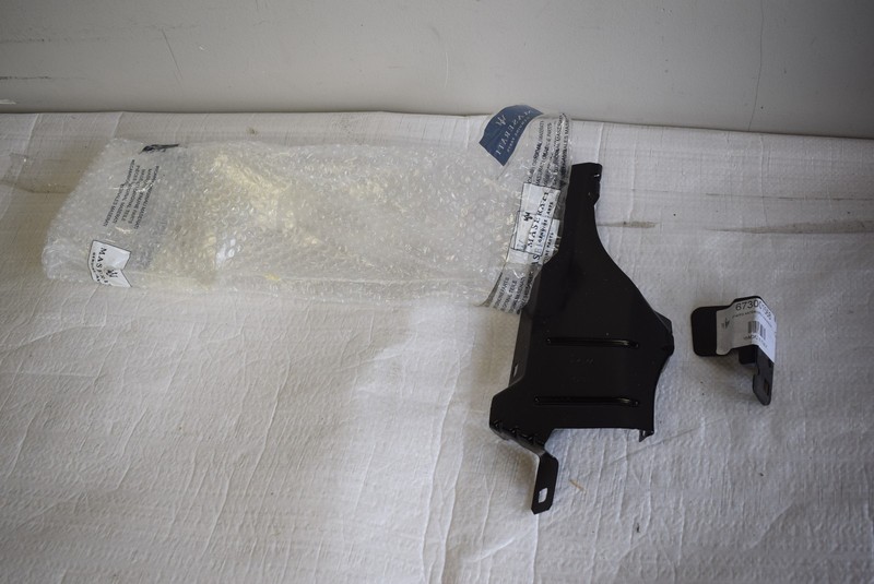 2014 MASERATI GHIBLI LH MUDGUARD FRONT BRACKET OEM