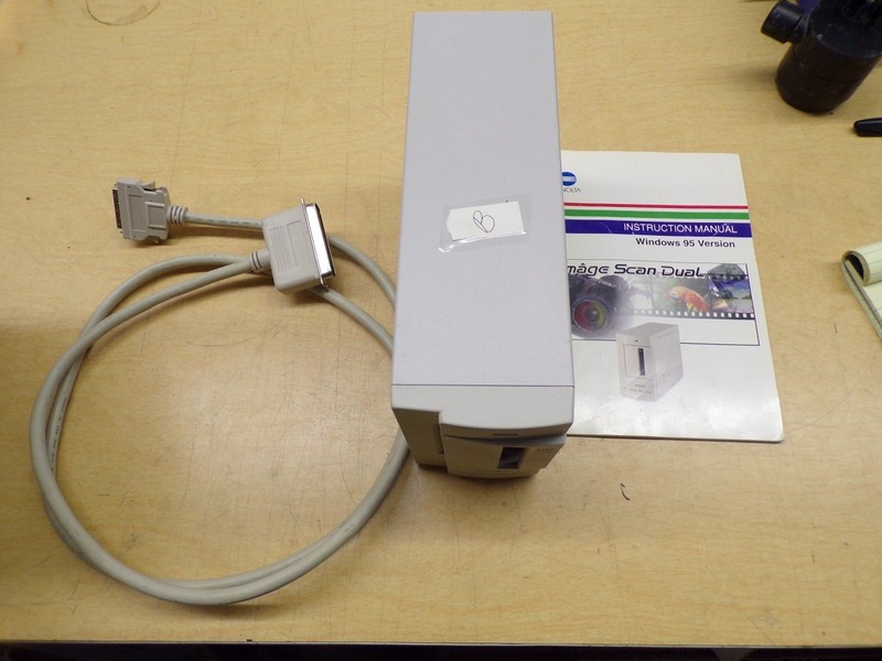 Minolta Dimage Scan Dual 56822647 w/ Cable and Manual F-2400 100-120V