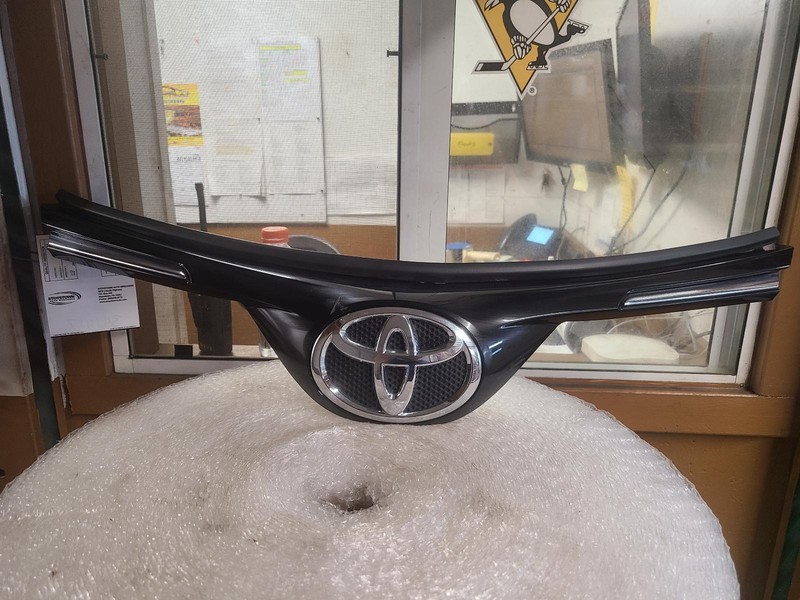 2016 TOYOTA RAV4 Grille center upper LE VIN F 5th digitOEM 16