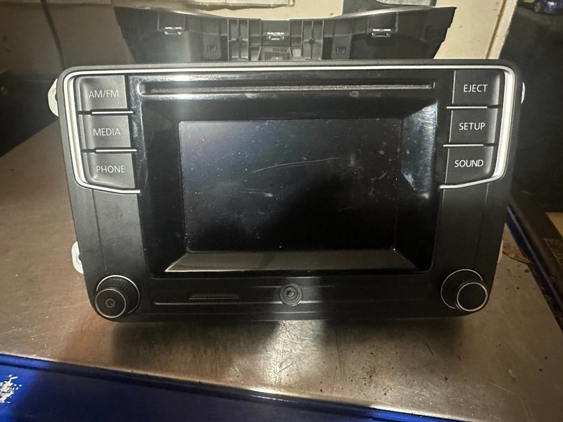13-17 PASSAT JETTA GLI BEETLE OEM RADIO RECEIVER W/ 5" INFO SCREEN 561035150
