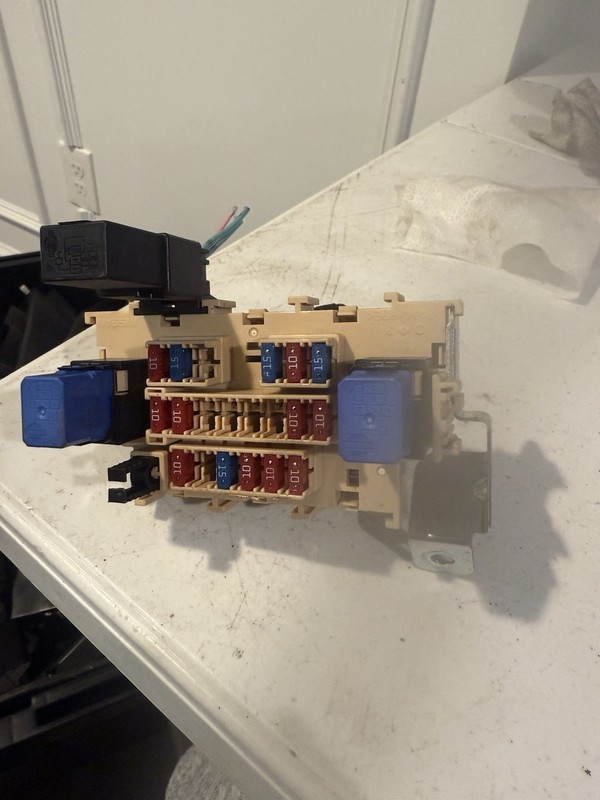 2008 NISSAN VERSA 1.8LFuse Box OEM AT SDN 2683-22 relay