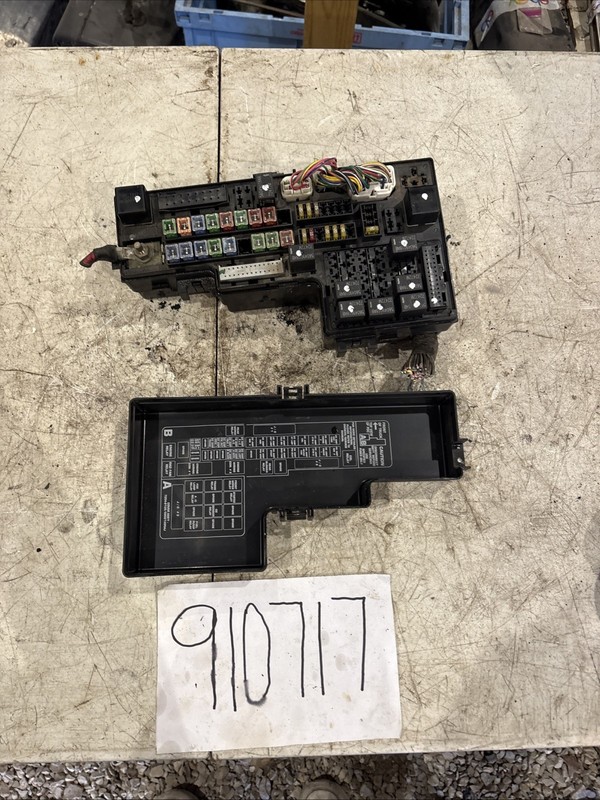 00 01 02 03 Dodge Durango 4.7L Engine Fuse Box AWD 4x4