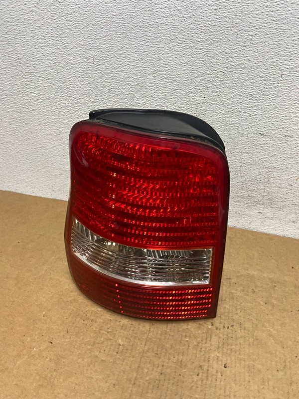 2003 2004 2005 Kia Sedona Left Driver LH Side Tail Light OEM AD4558 DW