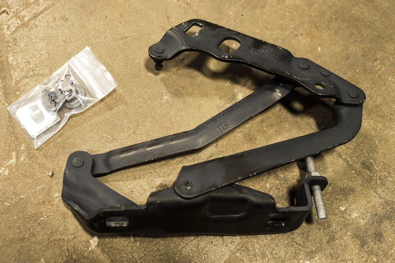 1997-2004 Chevrolet Corvette RH Passenger Side Hood Hinge OEM 10279964 *USED*