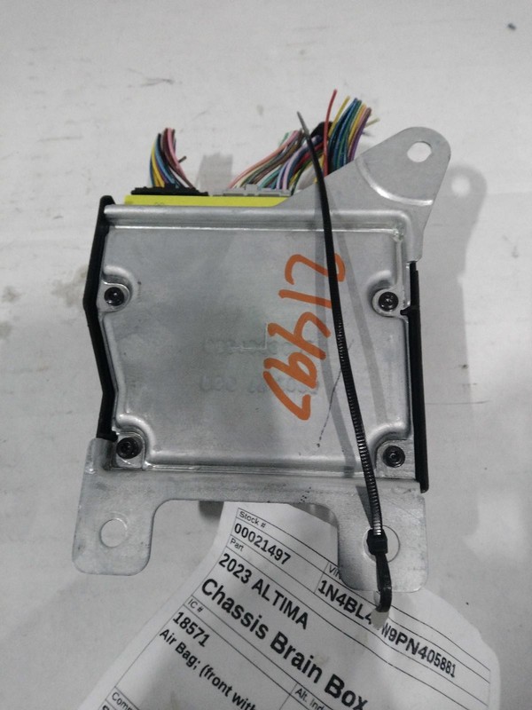 Used Air Bag Module fits: 2023 Nissan Altima Air Bag front with side center cons