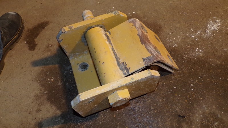 CAT Caterpillar Hinge Bracket Assembly *FREE SHIPPING*