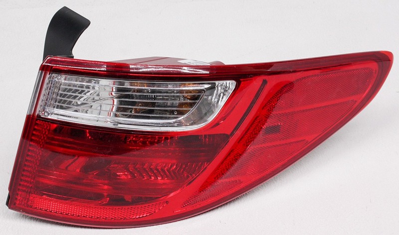OEM Hyundai Santa Fe XL Right Passenger Side Halogen Tail Lamp Lens Chip