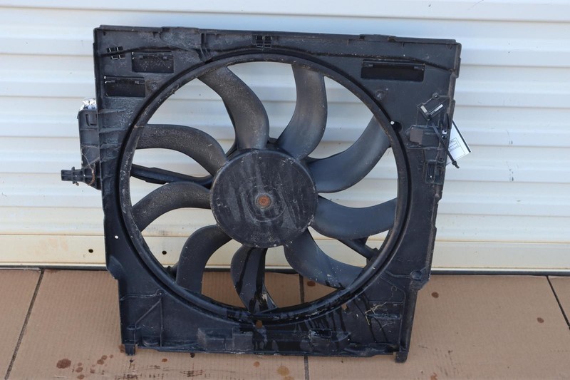 2014-2018 BMW X5 F15 3.0L RADIATOR COOLING FAN MOTOR SHROUD 850 WATT OEM