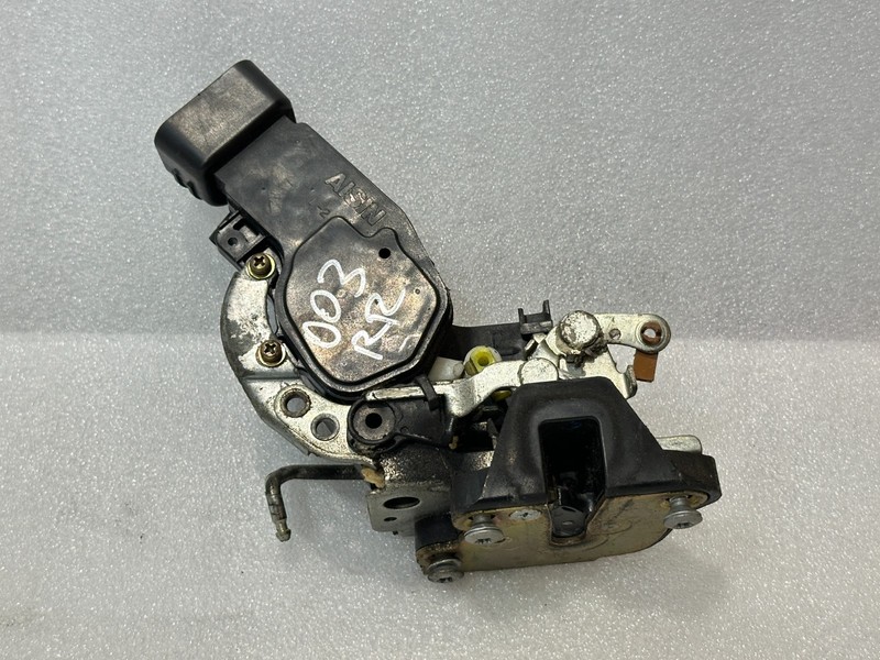 96-02 TOYOTA 4RUNNER PASSENGER SIDE REAR DOOR LOCK ACTUATOR ASSEMBLY B39