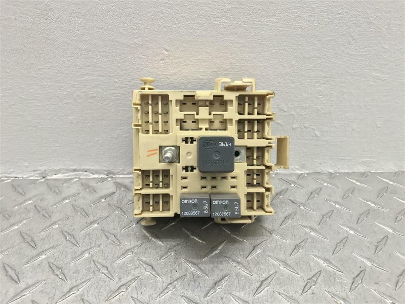 1999-2002 CHEVROLET SILVERADO 1500 DRIVER UNDER DASH FUSE RELAY BOX OEM 15328704