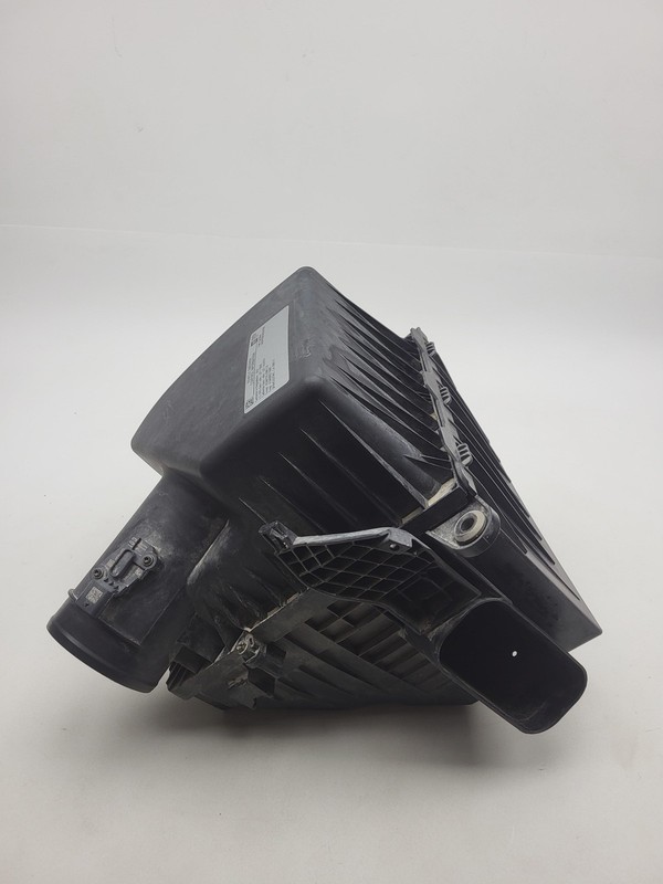 2019-2025 Chevrolet Silverado 1500 Engine Air Cleaner Housing Box OEM 84412395