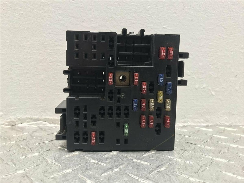 00-02 CHEVROLET SUBURBAN YUKON TAHOE 2WD 4.3L UNDER DASH FUSE BOX OEM 15328863A