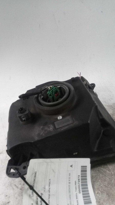 2010 Jeep Liberty Right Headlight Assembly Black OEM 376847 Used 205K Miles