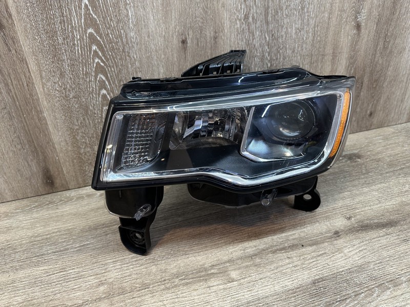 2018-20 JEEP GRAND CHEROKEE LEFT DRIVER HEADLIGHT HALOGEN OEM 68289235AF
