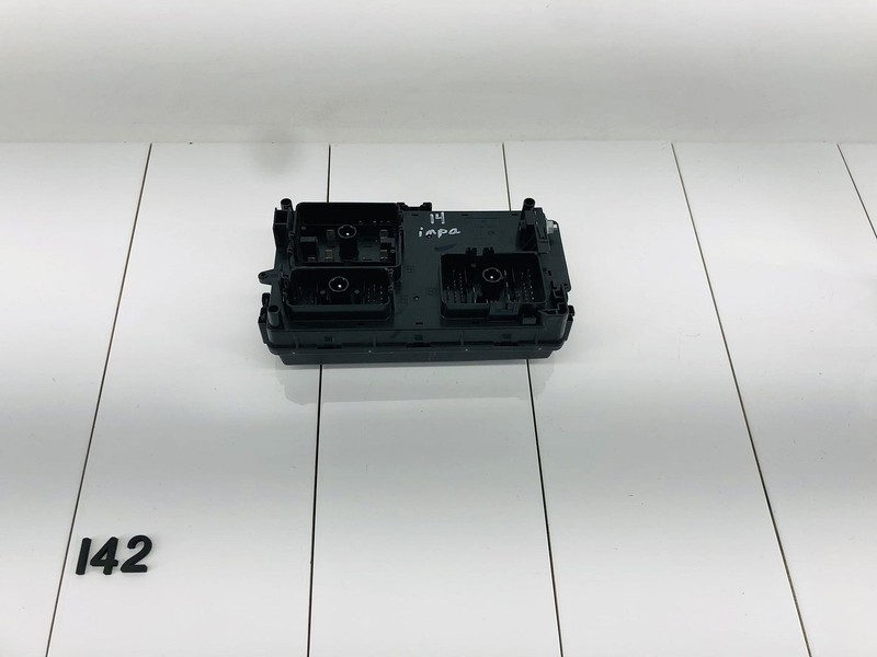14-15 CHEVROLET IMPALA 3.6L V6 GAS ENGINE COMPARTMENT FUSE & RELAY BLOCK BOX OEM