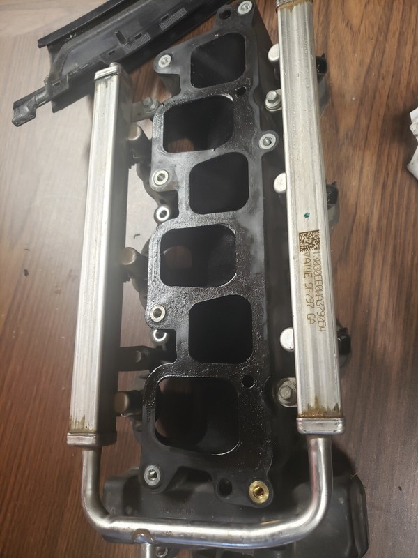 Intake Manifold From Lincoln MKT 3.7 with fuel injector rail with injectors