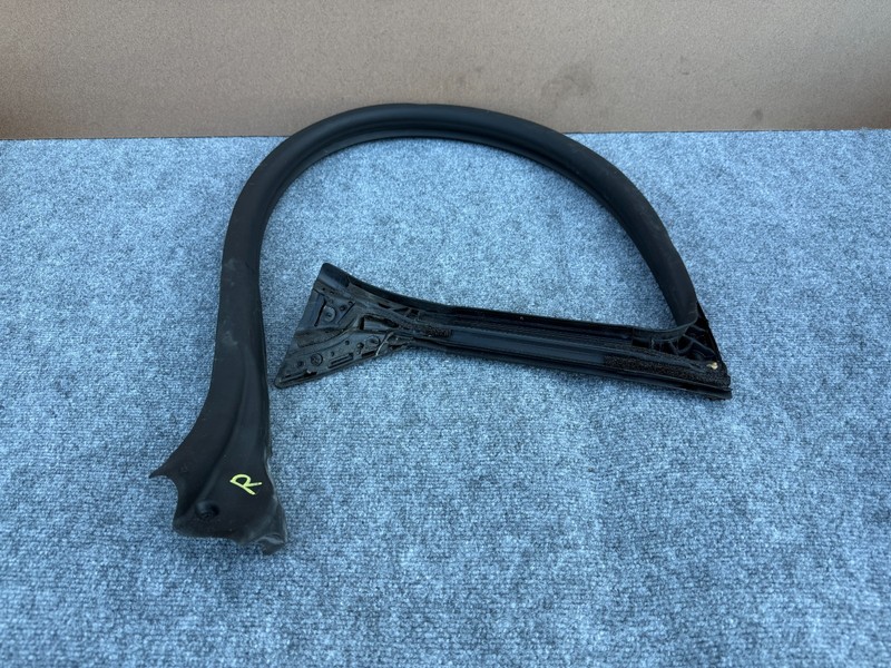 FORD MUSTANG GT COUPE 15-23 OEM RIGHT PASSENGER DOOR WINDOW UPPER WEATHERSTRIP