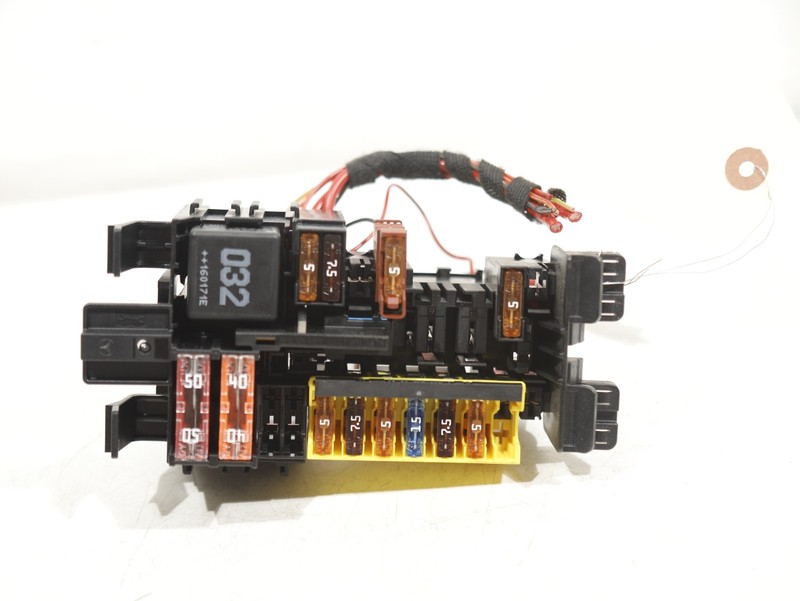 2015-2018 Mercedes-Benz C300 W205 Engine Fuse Relay Box Unit A2059067200 OEM 62K