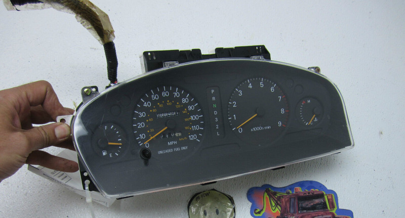 SPEEDOMETER ODOMETER GAUGE CLUSTER 168K MR417682 for 99 00 01 02 03 DIAMANTE