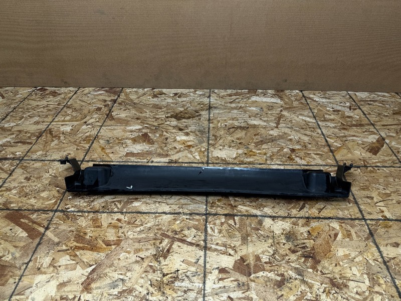 BMW E90 E92 E93 M3 2008-2013 OEM OIL COOLER AIR DUCT TRIM MOLDING ASSEMBLY