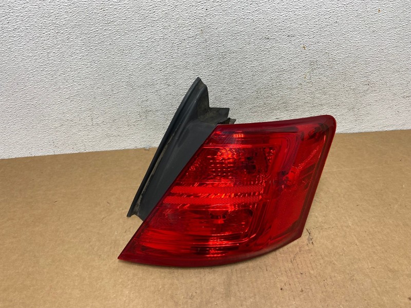 2014 to 2018 Ford Taurus Interceptor Right Passenger RH Tail Light OEM AD6086 LK