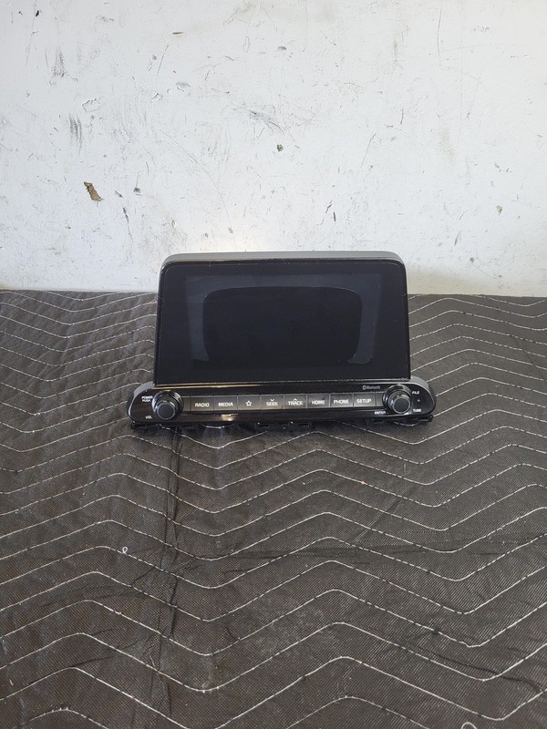 Used Oem Kia Audio Radio Display Screen 8" & Control Panel for 2019-2021 Forte