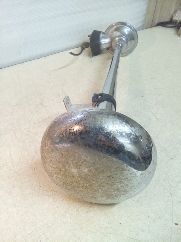 1987 International Grover 22" Air Horn, Chrome W/ Mount