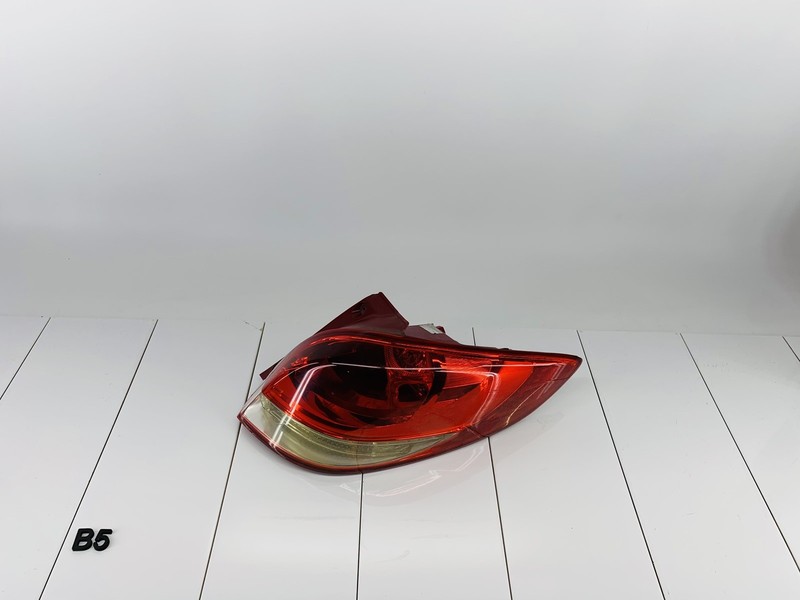 12-17 HYUNDAI VELOSTER REAR RIGHT SIDE OUTER TAIL LIGHT BRAKE STOP LAMP OEM