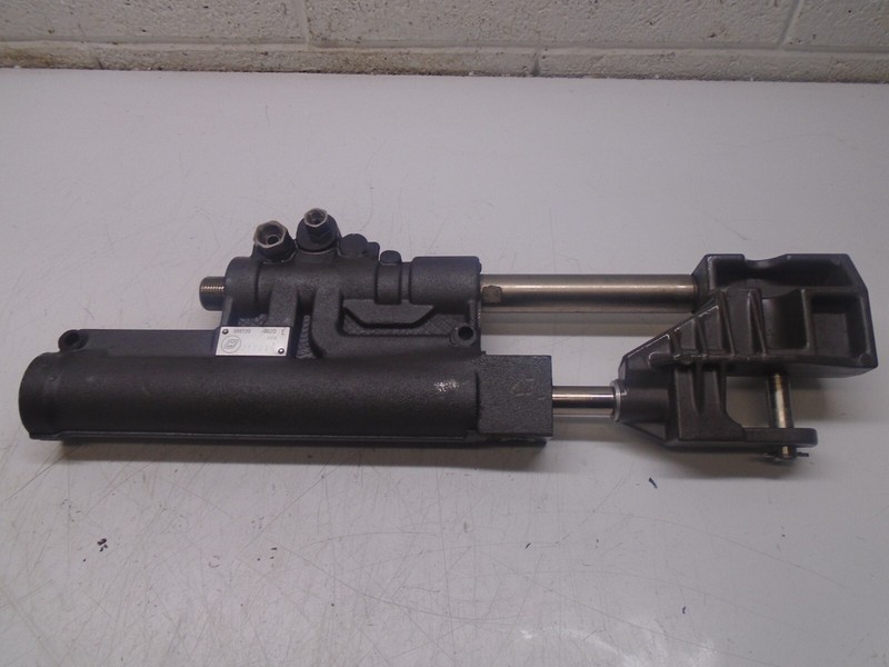L3 OEMOMC TRANSOM POWER STEERING CYLINDER986139