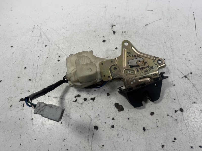 96-98 Acura RL Trunk Latch OEM