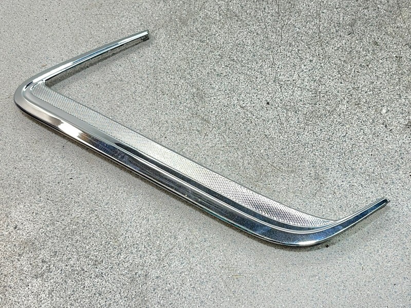 68 Mercedes Benz W110 W111 200D Rear Left Pillar C Exterior Vent Trim Chrome