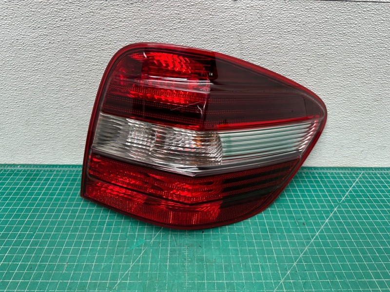 10-11 Mercedes ML350 W164 - REAR RIGHT PASSENGER TAILLIGHT TAIL LIGHT LAMP OEM