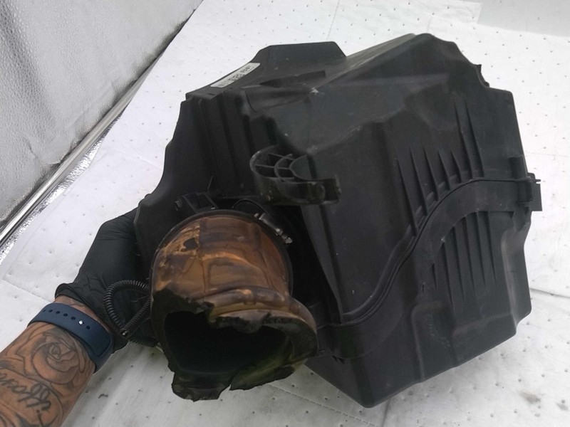 2014 Ford Escape Air Cleaner Assembly OEM 48666 Red 155K Miles