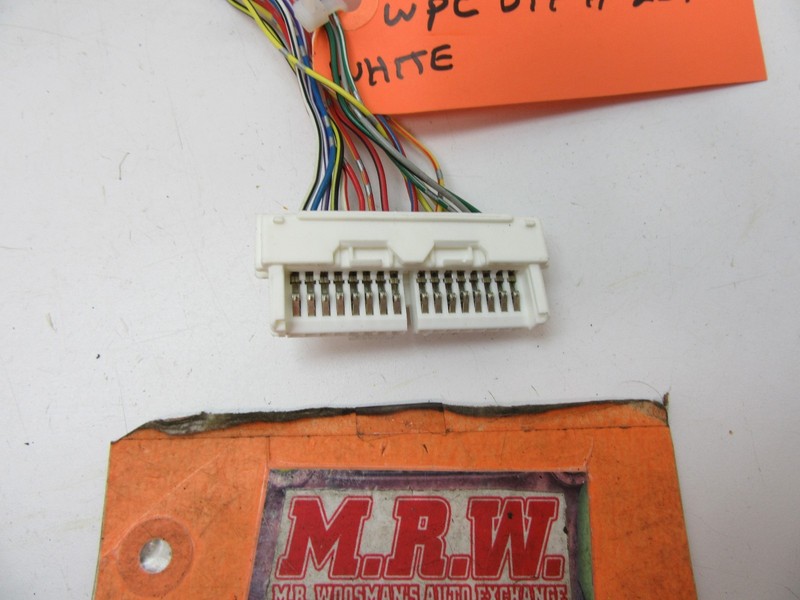 WIRE PLUG CONNECTOR WHITE PLUG SPEEDOMETER PIG AIL HARNESS END CLIP DASH CLUSTER