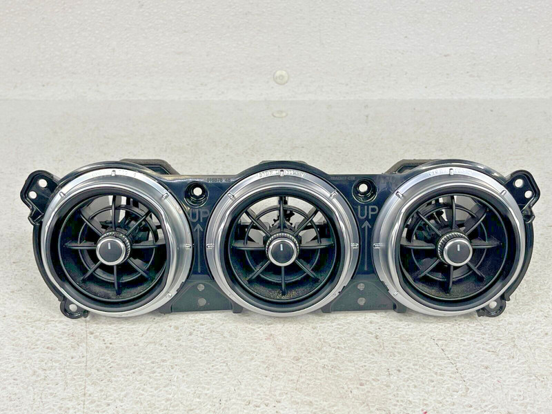 ⭐2019-2023 KIA STINGER GT FRONT CENTER INTERIOR DASH AIR VENTS OEM LOT2378