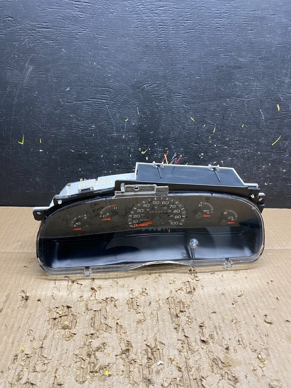 2001 - 2002 Ford Econoline E250 E350 Van Speedometer Instrument Cluster v7466 DG